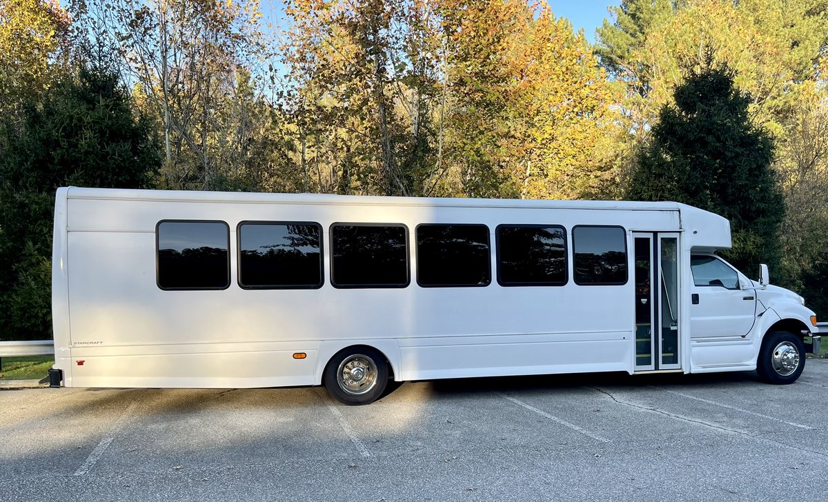 DSLCCBasketball's tweet photo. The men’s basketball team and coaching staff would like to thank Dr.James Cook and the @DSLCCFoundation @dslccprez and @RoadrunnerAthl1 for the new wheels! #DSLCC #Roadrunners #JUCO #NJCAA #Region10 https://t.co/Q0XiFEn9Fe