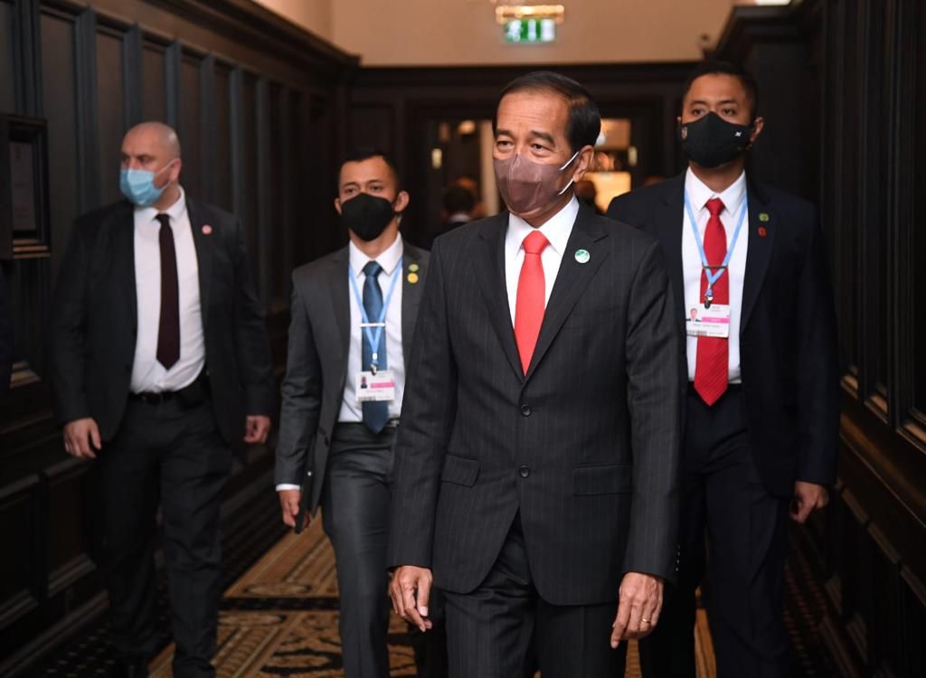 jokowi's tweet photo. Saya bertemu dalam CEOs Forum para pemimpin perusahaan terkemuka Inggris sebelum menghadiri KTT COP26 di Glasgow, tadi malam.

Saya mengapresiasi komitmen investasi perusahaan Inggris ke Indonesia sebesar USD9,29 miliar. Indonesia siap menjadi mitra yang baik bagi investasi itu. https://t.co/To3uac84nd
