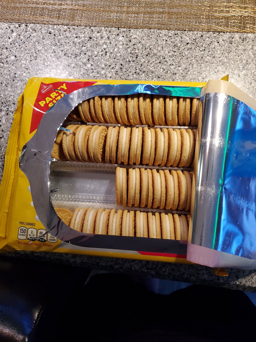 DunnJordan100's tweet photo. I just open this pack of double stuffed oreos. More like I got double jipped. Thanks @Oreo https://t.co/noKIB0tx7o