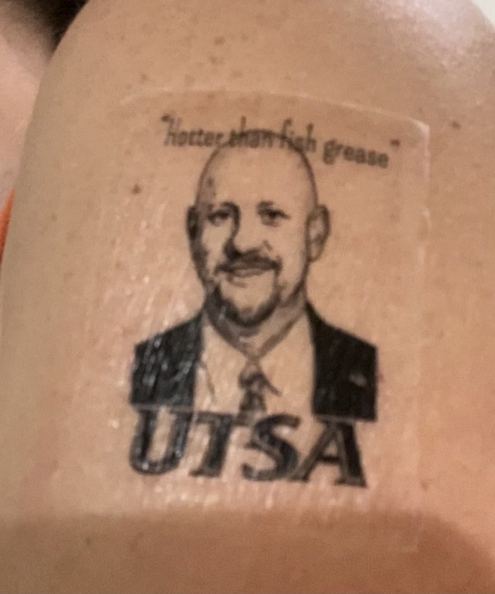 coryelle15's tweet photo. Anyone want a low back Traylor tat? #UTSAvsUTEP #birdsup #traylortat #UTSA #Traylorpark #UTSAtailgate #temporarynotlikeourcoach @MikeK75231872 https://t.co/F2uEjJ0bzV