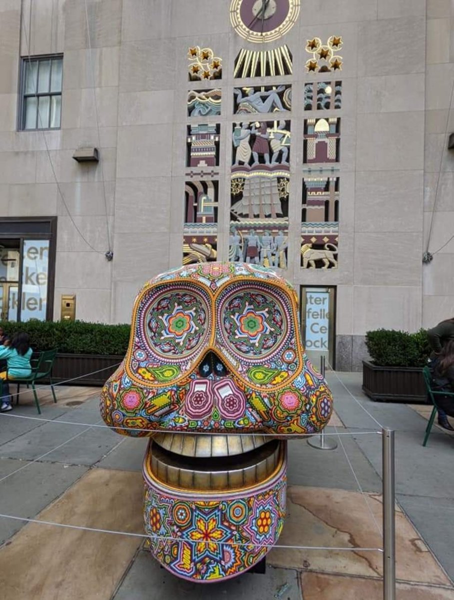 chef_betty's tweet photo. Promocionar nuestro destino y sus tradiciones ha sido un compromiso constante. Día de muertos en #RoquefellerCenter #NY #ArteHuichol 
@RivieraNayarit @SanBlasNayarit @SecturNayarit https://t.co/8Ai7U5SQNv