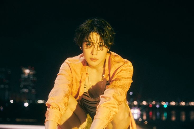 UpdateKBoys's tweet photo. 🚨 PODE VIR! O Jaehyun do NCT 127 foi esdalado como protagonista do BL remake de “BUNGEE JUMPING OF THEIR ON”. 

Conta a história de um professor que se apaixona por um aluno que é reencarnação de sua antiga namorada. Jaehyun fará este estudante! Previsto para 2022. https://t.co/g4dDMwT47G