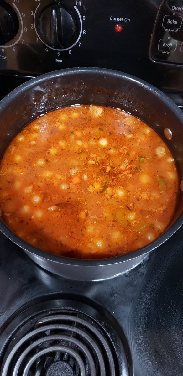 GiantAsk's tweet photo. Anyone like vegetable beef soup? We should have enough to get us through to Thanksgiving. #blessed #soupchat https://t.co/6gDSX9ynj0