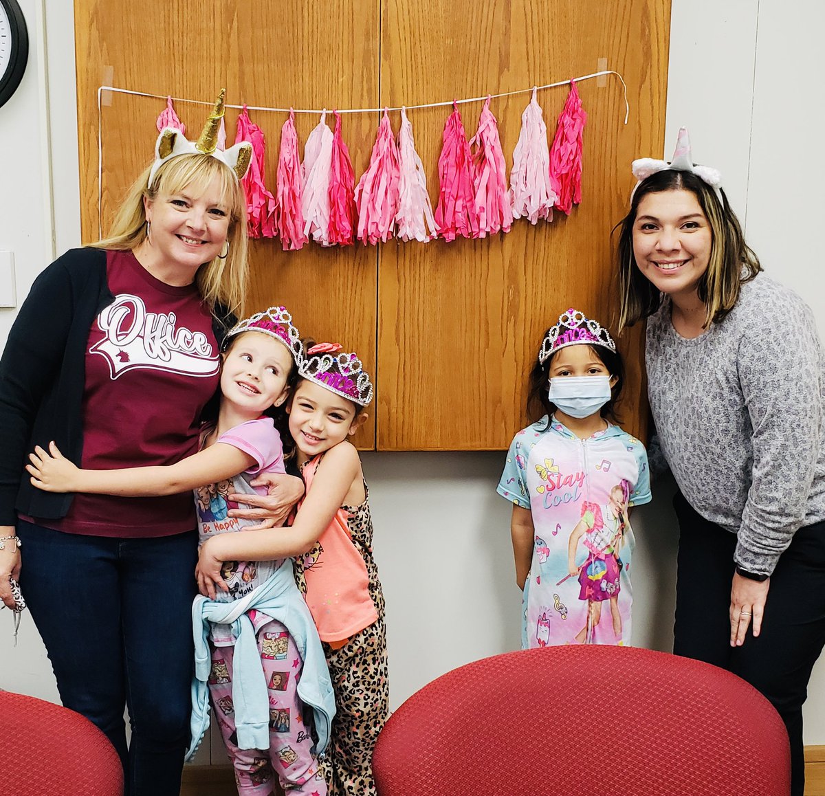 TaliaRHernandez's tweet photo. What a wonderful lunch we had with these great student leaders! They earned $25-Unicorn Bucks for displaying Responsibility and Respect. Twenty-five bucks to eat with the principals is one of our PBIS incentives. Keep going strong Unicorns! #EversGameOn https://t.co/DDQpbKs2HZ