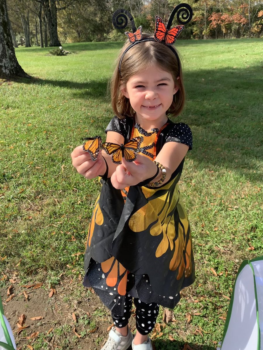 AngieAlex31's tweet photo. The grands released 4 monarchs, today! #MonarchButterfly #monarchmigration #ForDC https://t.co/ChRORvUtV7