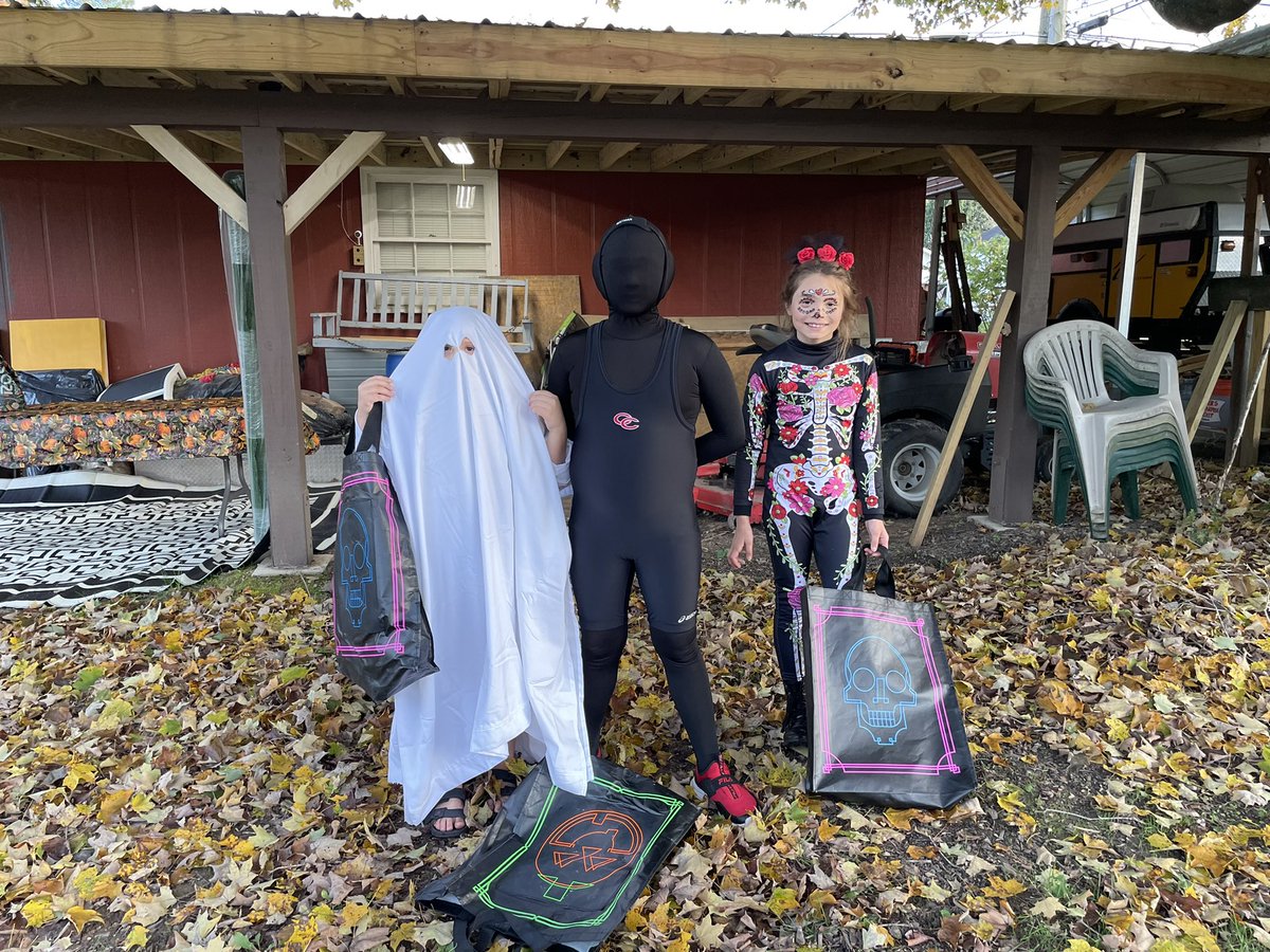 FiddlerBeckyB's tweet photo. The #RomyWakeUpCall kiddos last night.
.
#Halloween2021 https://t.co/iuT3Kfrttm