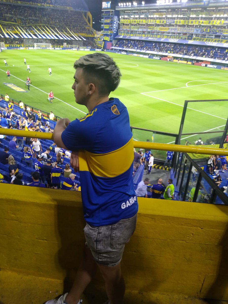 brian16689817's tweet photo. Realmente fui feliz, la Bombonera, la vuelta a la cancha después de mucho tiempo, la 12 de fondo, el cumpleaños del Diego y con un amigo de la vida, no cabe aclarar que fue una linda noche de lágrimas y de nudos en la garganta... Aguante boca lcdsm https://t.co/9if3U6CBjv