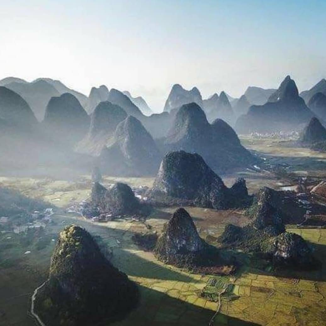 WindowonChina's tweet image. كل مكان في #الصين يحمل طابعامختلفا
مدينة #غويلين الساحرةالتي يطلق عليها الفردوس الأرضي لجمال مساحاتها الخضراء وجبالها الشامخة
واسم المدينةمشتق من أشجارالقرفة التي ينتشر رائحتها الذكيةخلال فصل الربيع
 #中國 #China #Window_on_China  #中国之窗 
#طبيعة #سفر #سياحة