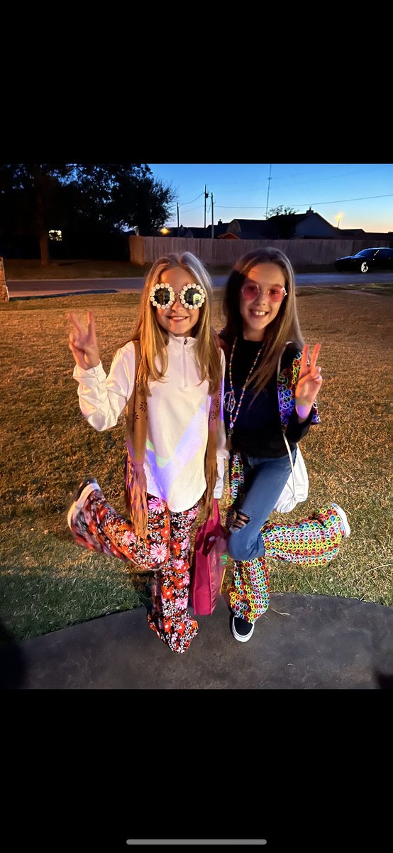 Miss_CeeJ1002's tweet photo. Halloween 2012. 👻
So crazy to see my elementary friends daughter and my daughter become friends ❤️ https://t.co/uBIQto14qn