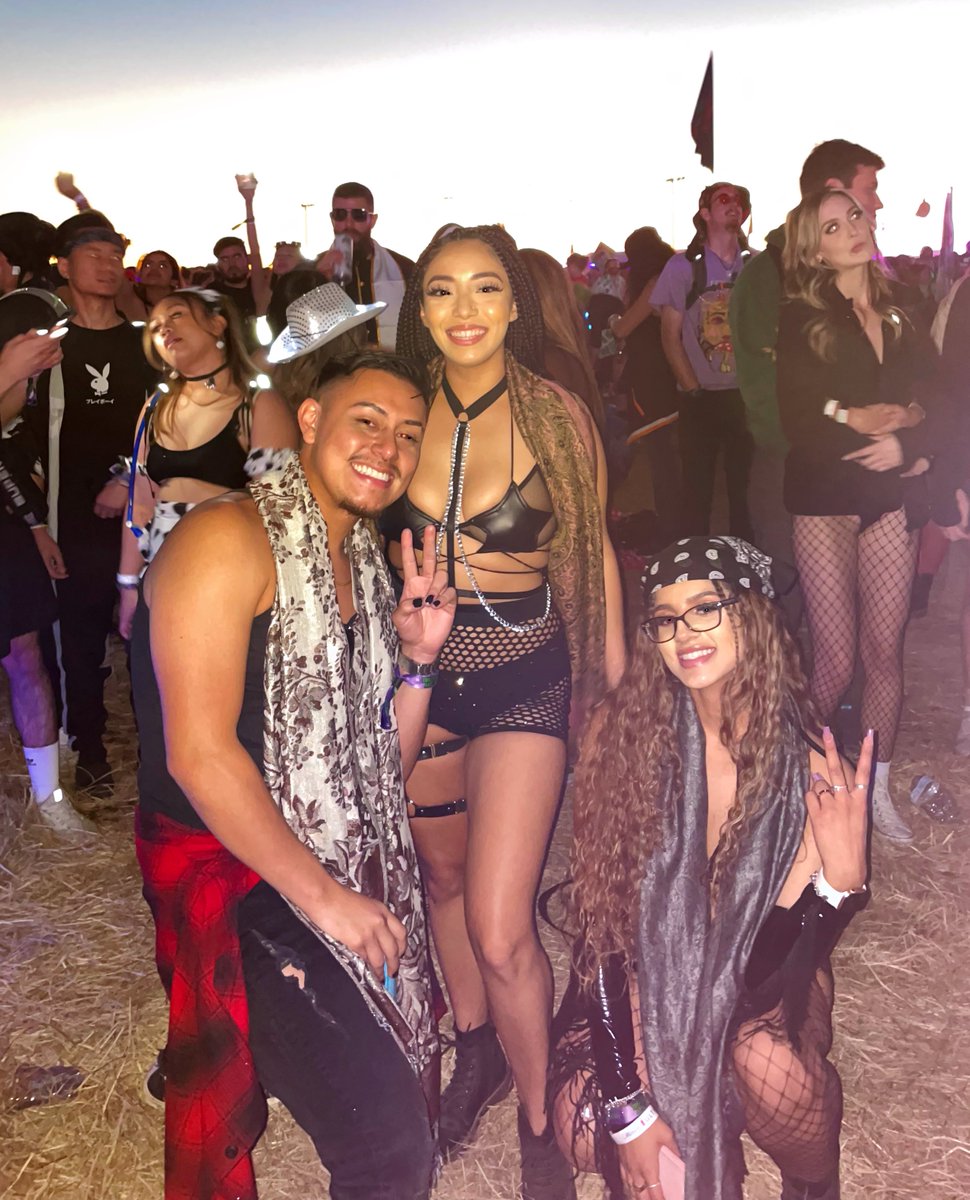 vichndz96's tweet photo. freaky w some of my fave hoomans ❣️ https://t.co/sWng0FVW3b