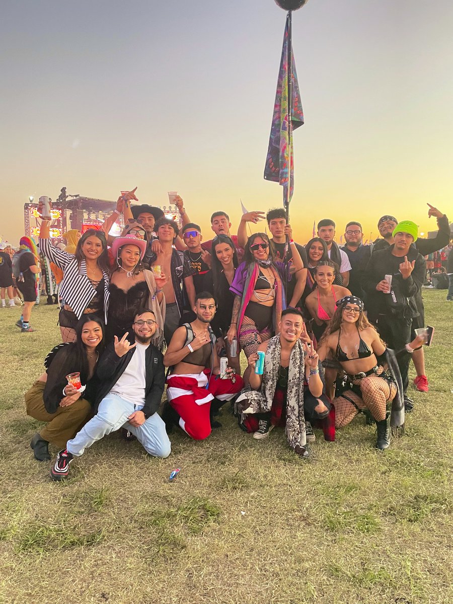 vichndz96's tweet photo. freaky w some of my fave hoomans ❣️ https://t.co/sWng0FVW3b