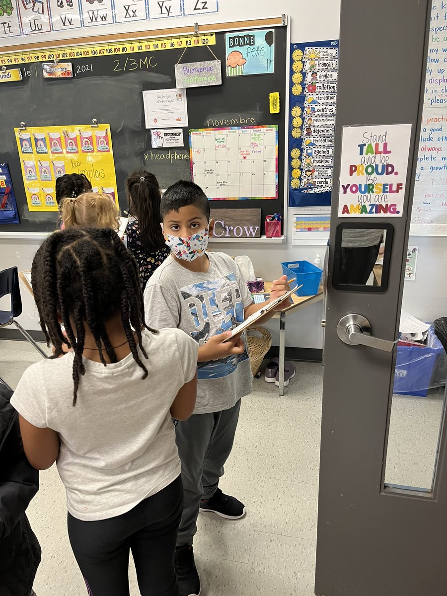 mmecrow's tweet photo. So fun! High level of student engagement! Ss had to read some information about apples and determine if it was a fact or opinion! #readingcritically #whoknewsomuchaboutapples #23MC @louisearbourfi https://t.co/Yma6GXUTKU