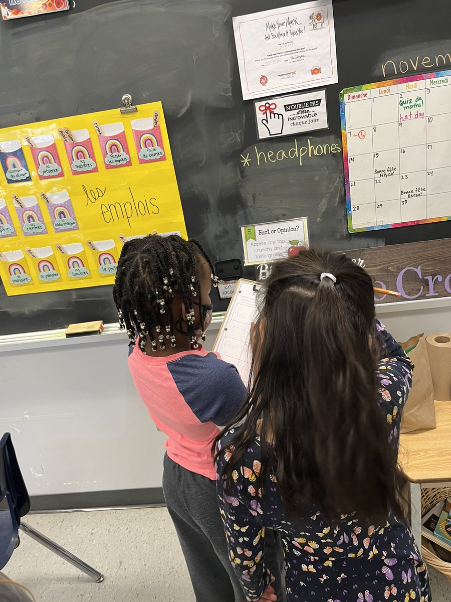 mmecrow's tweet photo. So fun! High level of student engagement! Ss had to read some information about apples and determine if it was a fact or opinion! #readingcritically #whoknewsomuchaboutapples #23MC @louisearbourfi https://t.co/Yma6GXUTKU