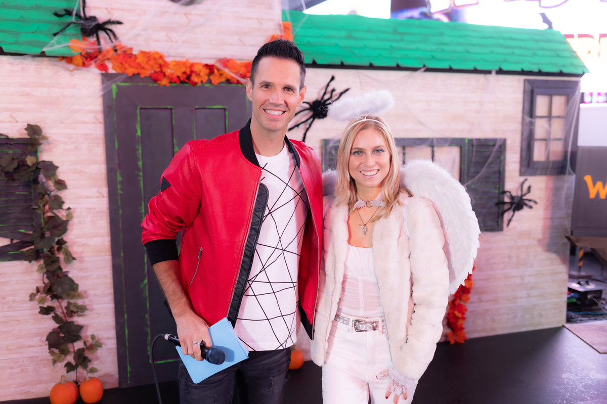 How was your Halloween? I spent mine with <a href="/Wonderama_TV/">Wonderama</a> and <a href="/UNICEFUSA/">UNICEF USA</a> at their #wonderparade 💃 I both wanted to laugh and cry when I saw my face on a 10-stories high billboard in the middle of the big 🍎😭 #halloween #unicef #speakup #timessquare #newyork #children #wonderamatv