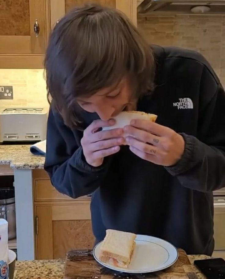 evermoski's tweet photo. just louis tomlinson cooking to brighten up your timeline <3 he just proves to be a man of many talents https://t.co/fEuOo0wFxz