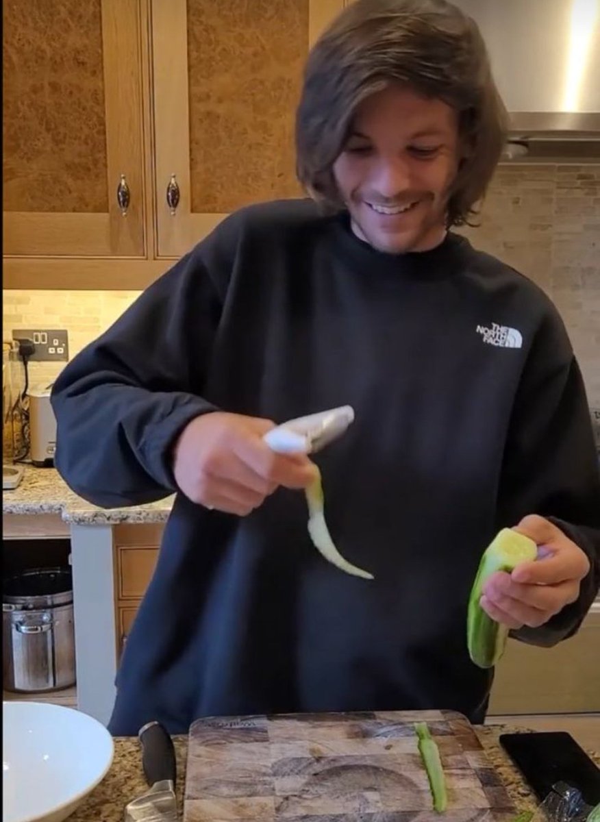 evermoski's tweet photo. just louis tomlinson cooking to brighten up your timeline <3 he just proves to be a man of many talents https://t.co/fEuOo0wFxz