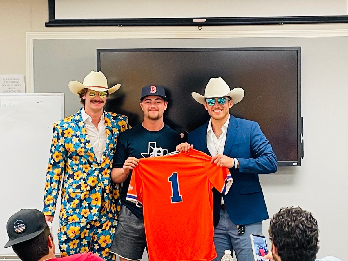 HCUHuskiesBSB's tweet photo. With the 1st overall pick of the Huskies 2021 Fall World Series Draft, Team Orange selects @chad_ricker !!! https://t.co/0HDqRlNQ80