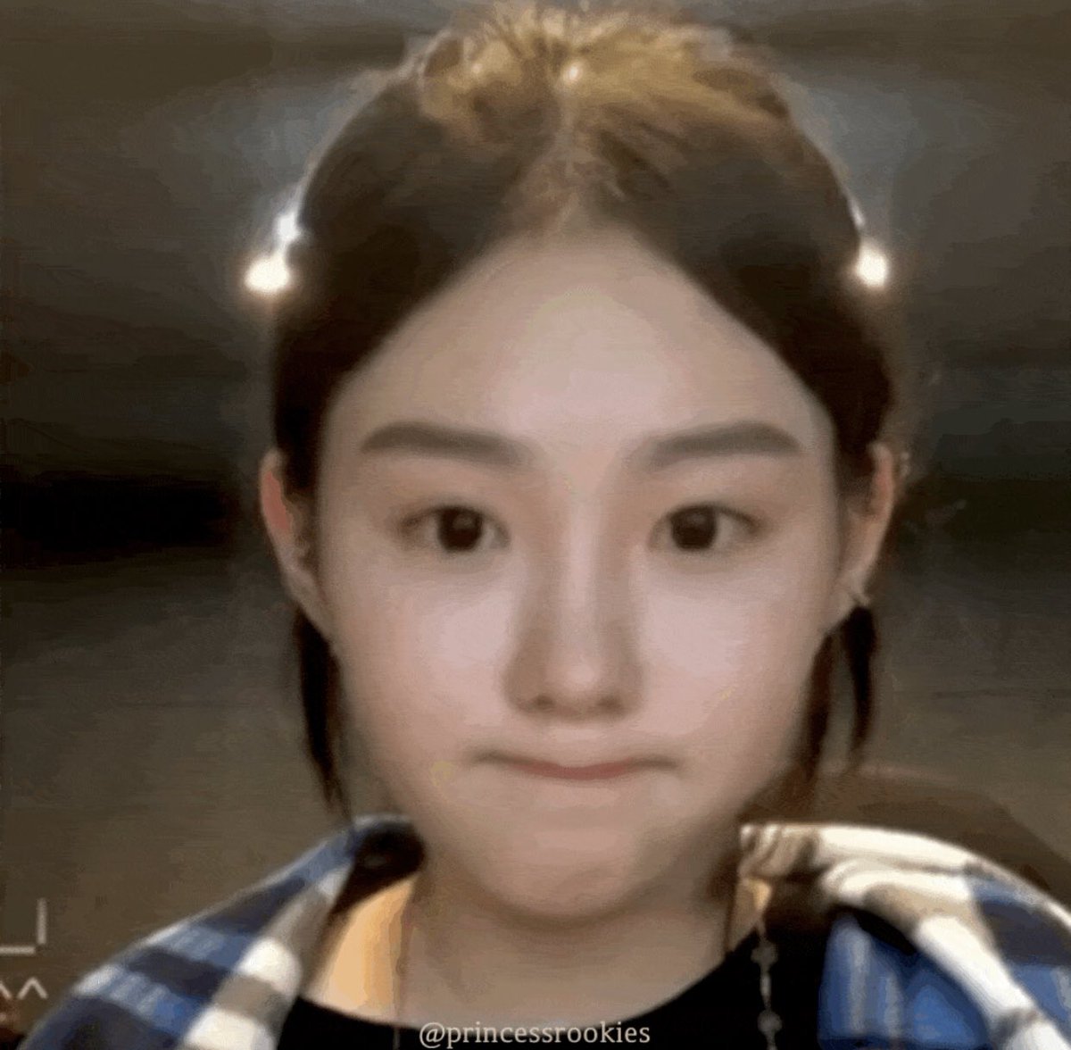 chaehyunfeed's tweet photo. chaehyun's habit https://t.co/V2lzCpgme8