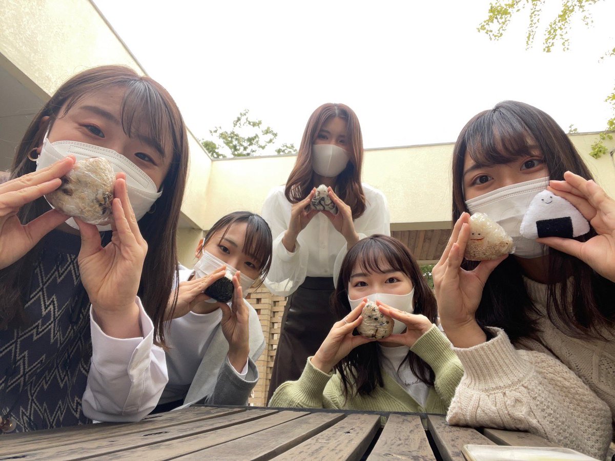 futamaru_tft's tweet photo. 学習院大学さん、東京大学さん
バトンありがとうございます！
@tftANCHOR_G  @tft_ut 
TFTメンバーがそれぞれ家で持参したおにぎりと共におにぎりアクション🍙
明日は
日本大学さん　@Highers_fbs 
岡山大学さん　@OkadaiTFT 
よろしくお願いします！
#OnigiriAction 
#uaonigiri2021 https://t.co/G5AYariUnv