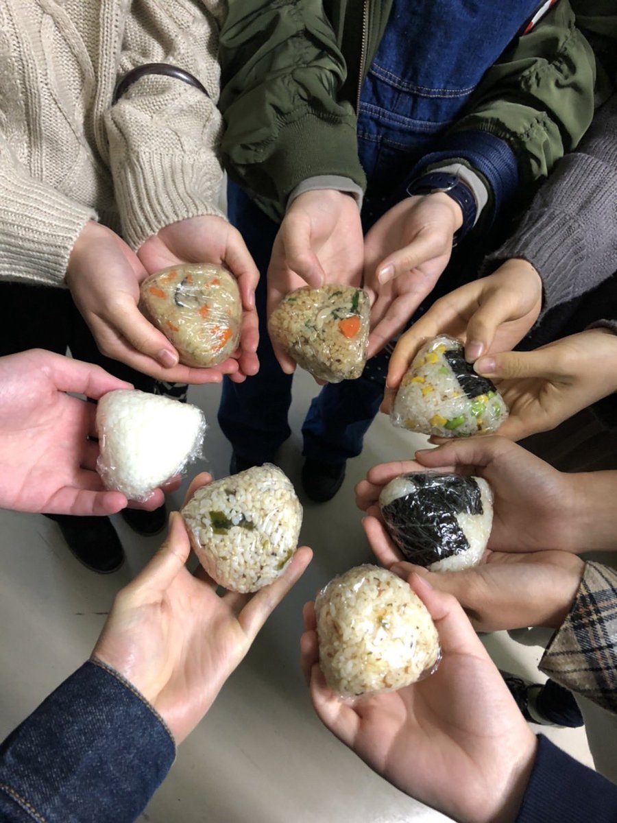 futamaru_tft's tweet photo. 学習院大学さん、東京大学さん
バトンありがとうございます！
@tftANCHOR_G  @tft_ut 
TFTメンバーがそれぞれ家で持参したおにぎりと共におにぎりアクション🍙
明日は
日本大学さん　@Highers_fbs 
岡山大学さん　@OkadaiTFT 
よろしくお願いします！
#OnigiriAction 
#uaonigiri2021 https://t.co/G5AYariUnv