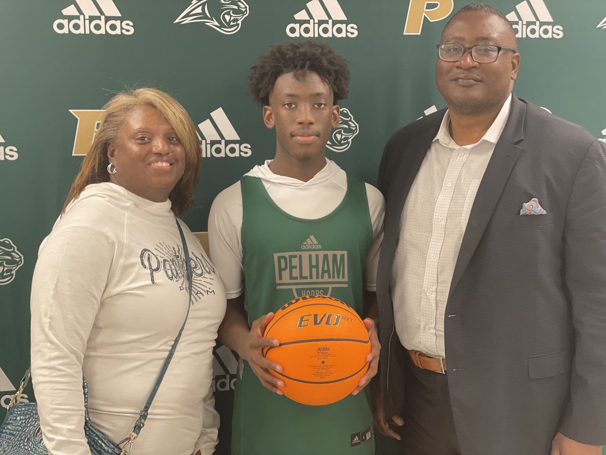 x4_Joy's tweet photo. Yup! It’s officially my favorite season! We’re playing BASKETBALL! 💚🏀 💛 #SrYrLoading #PantherPride @m_jjones10 https://t.co/aNpq8q2TtW