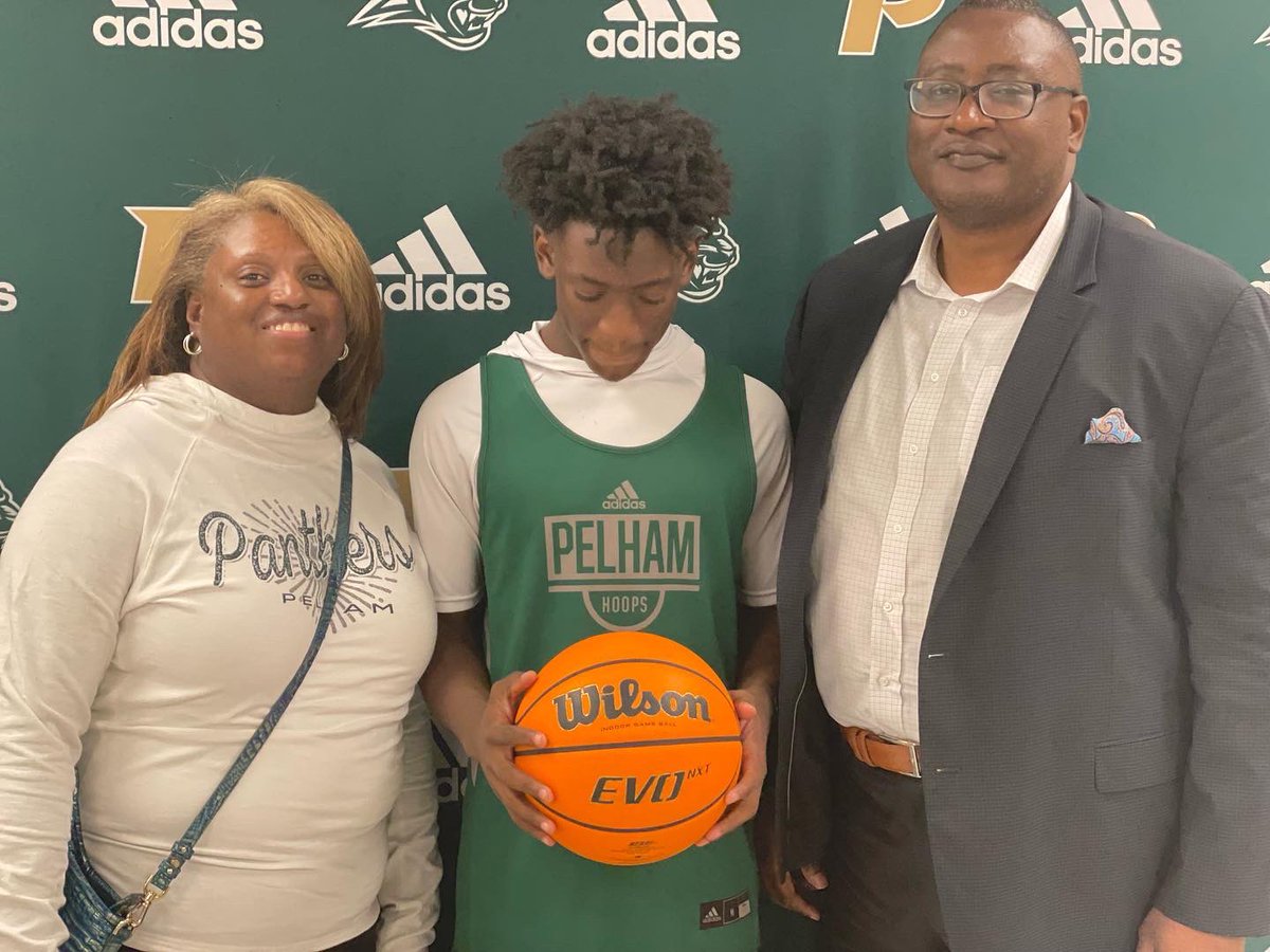 x4_Joy's tweet photo. Yup! It’s officially my favorite season! We’re playing BASKETBALL! 💚🏀 💛 #SrYrLoading #PantherPride @m_jjones10 https://t.co/aNpq8q2TtW