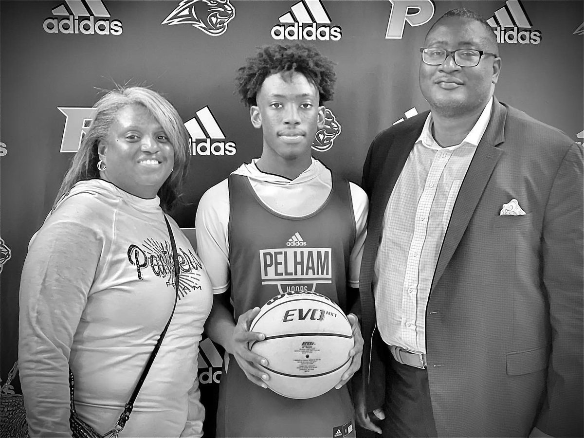 x4_Joy's tweet photo. Yup! It’s officially my favorite season! We’re playing BASKETBALL! 💚🏀 💛 #SrYrLoading #PantherPride @m_jjones10 https://t.co/aNpq8q2TtW