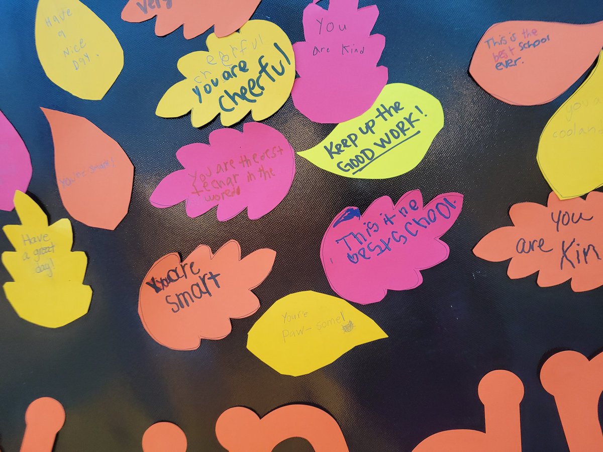 Kindness is falling like leaves @losencinoselem. We love our compliment tree. <a href="/IHeartCKH/">Capturing Kids' Hearts</a> <a href="/JMillan28235634/">JMillan</a> <a href="/CCISD/">CCISD</a>