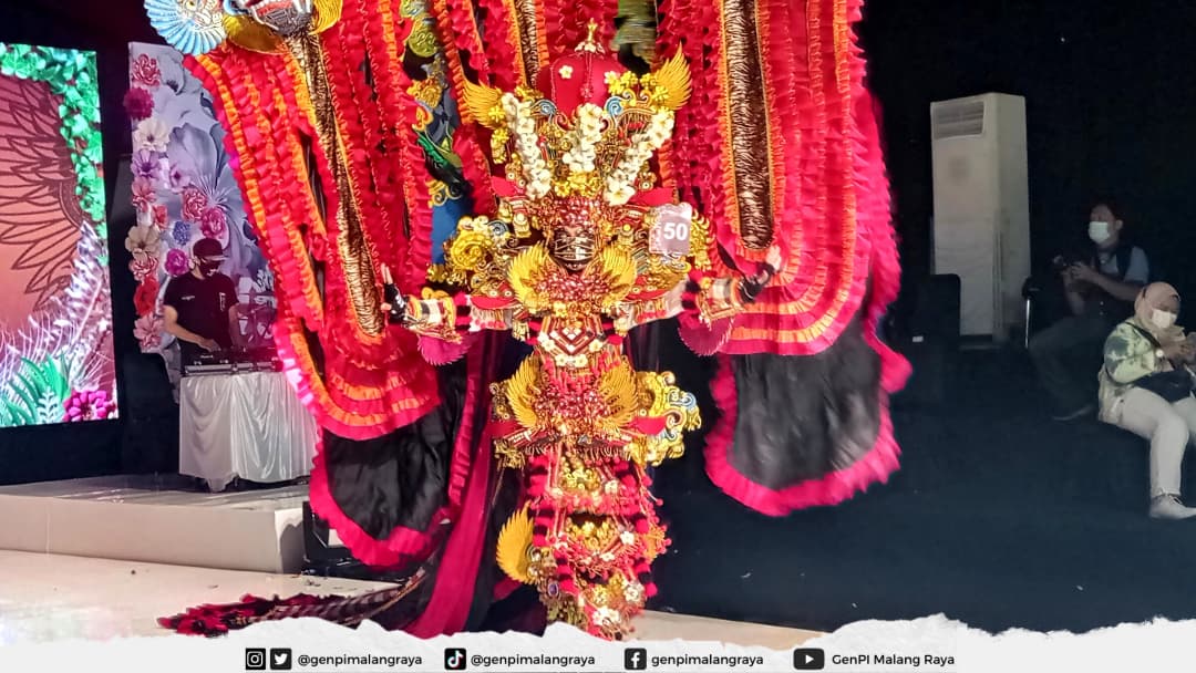 GenPImalangraya's tweet photo. Sebanyak 57 peserta dari berbagai daerah telah menampilkan karya terbaik mereka, yang pastinya sesuai dgn tema yaitu Great Garudheya Nuswantara. Runway Carnival dalam pergelaran ini tidak hanya diramaikan peserta dari kalangan umum, juga diramaikan peserta dari kalangan anak-anak https://t.co/3F6EArw8hA