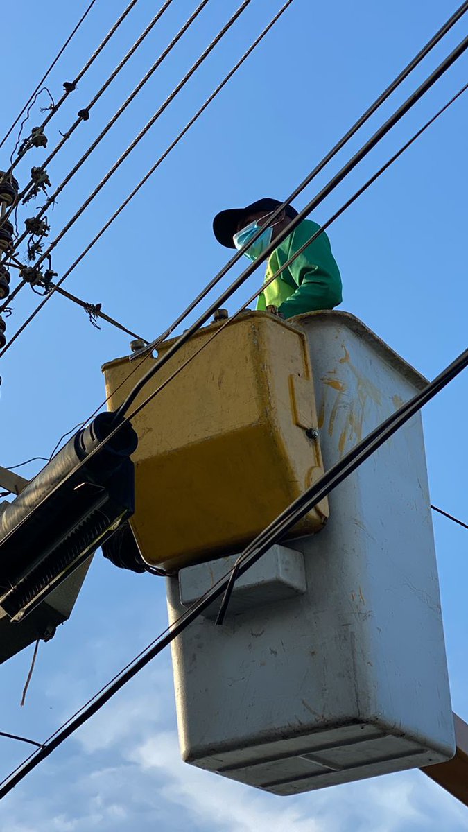 OviedoPSUV's tweet photo. (3/4) Porque aquí estamos los de siempre, quienes están a tu lado y no dejarán de apoyarte. Mientras hacíamos el recorrido también resolvimos algunos temas con el tendido eléctrico y el alumbrado de la comunidad. 

#NavidadEsReconciliación
#VamosCiudadGuayana https://t.co/iuwktVTQ7o