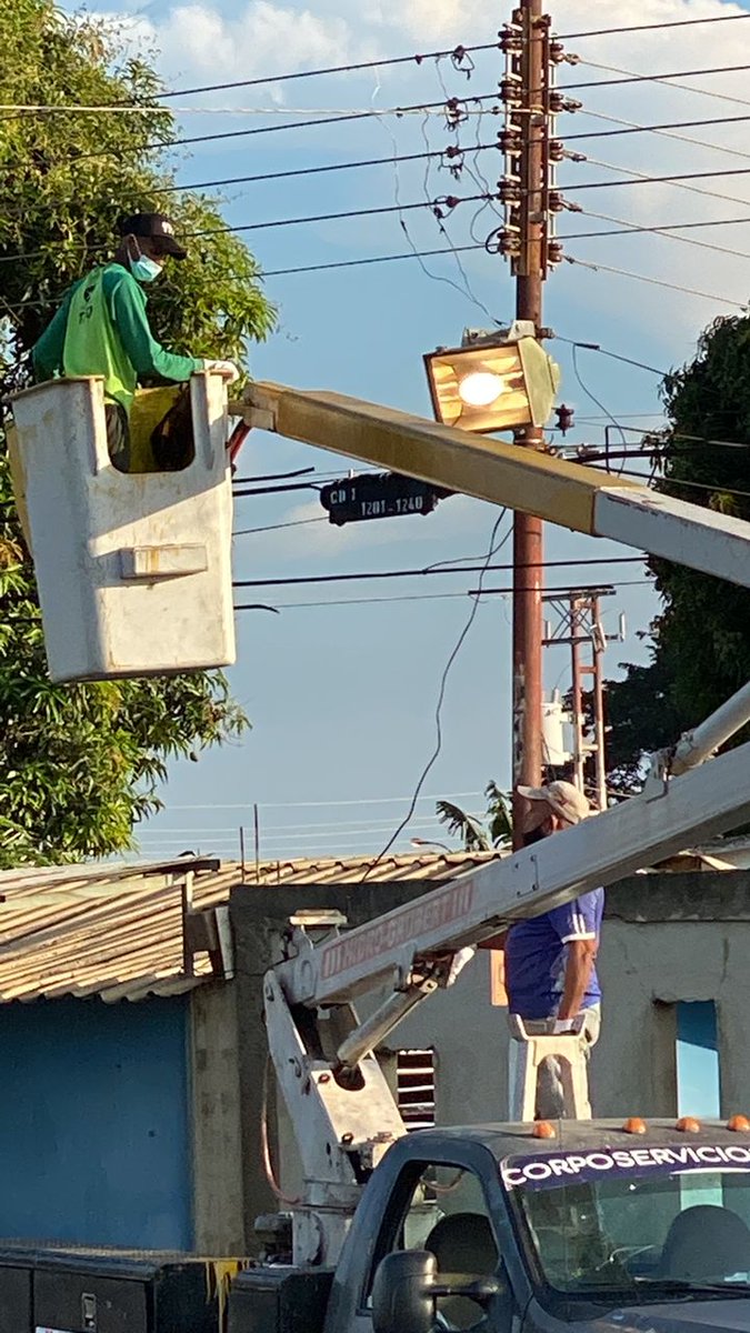 OviedoPSUV's tweet photo. (3/4) Porque aquí estamos los de siempre, quienes están a tu lado y no dejarán de apoyarte. Mientras hacíamos el recorrido también resolvimos algunos temas con el tendido eléctrico y el alumbrado de la comunidad. 

#NavidadEsReconciliación
#VamosCiudadGuayana https://t.co/iuwktVTQ7o