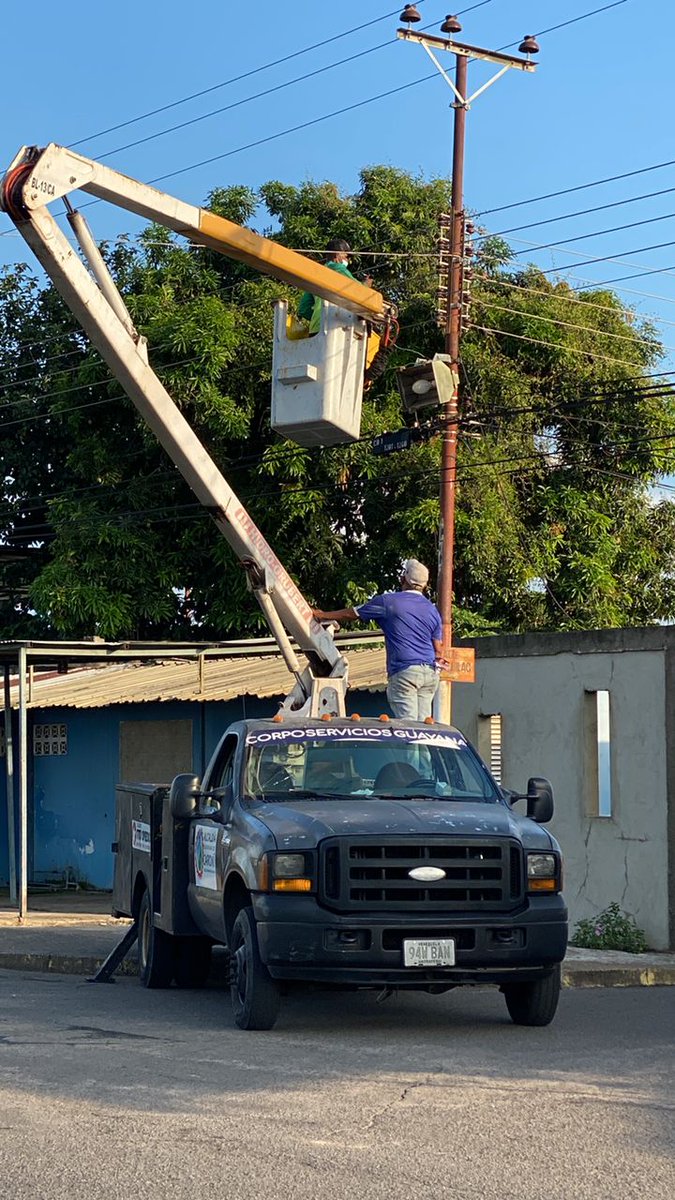 OviedoPSUV's tweet photo. (3/4) Porque aquí estamos los de siempre, quienes están a tu lado y no dejarán de apoyarte. Mientras hacíamos el recorrido también resolvimos algunos temas con el tendido eléctrico y el alumbrado de la comunidad. 

#NavidadEsReconciliación
#VamosCiudadGuayana https://t.co/iuwktVTQ7o