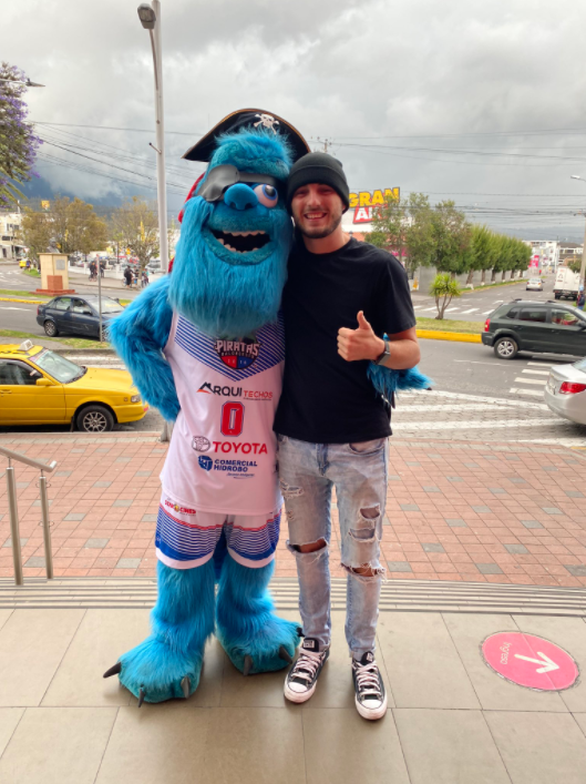 PayasitoTopin's tweet photo. aquì con mi amigo TY Roney https://t.co/EKoiqP18L5