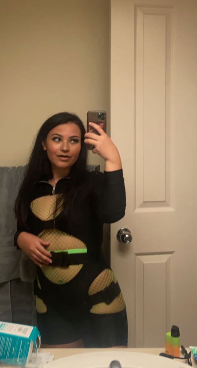 empanadazz's tweet photo. some Halloween flicks💚🔫🐍 https://t.co/dyeTR2dO2Q