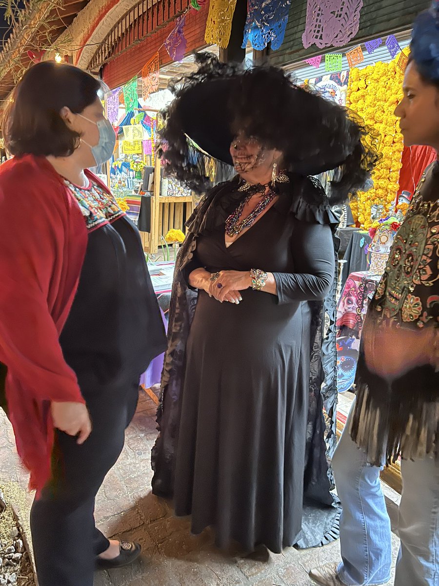 azdemparty's tweet photo. En el día de los muertos, honramos algunos de nuestros líderes que dieron forma a Arizona y nuestro país. Que en paz descansen.

Gracias a Dora Zamora por honrar esta tradición. https://t.co/dUOhEBYwEs