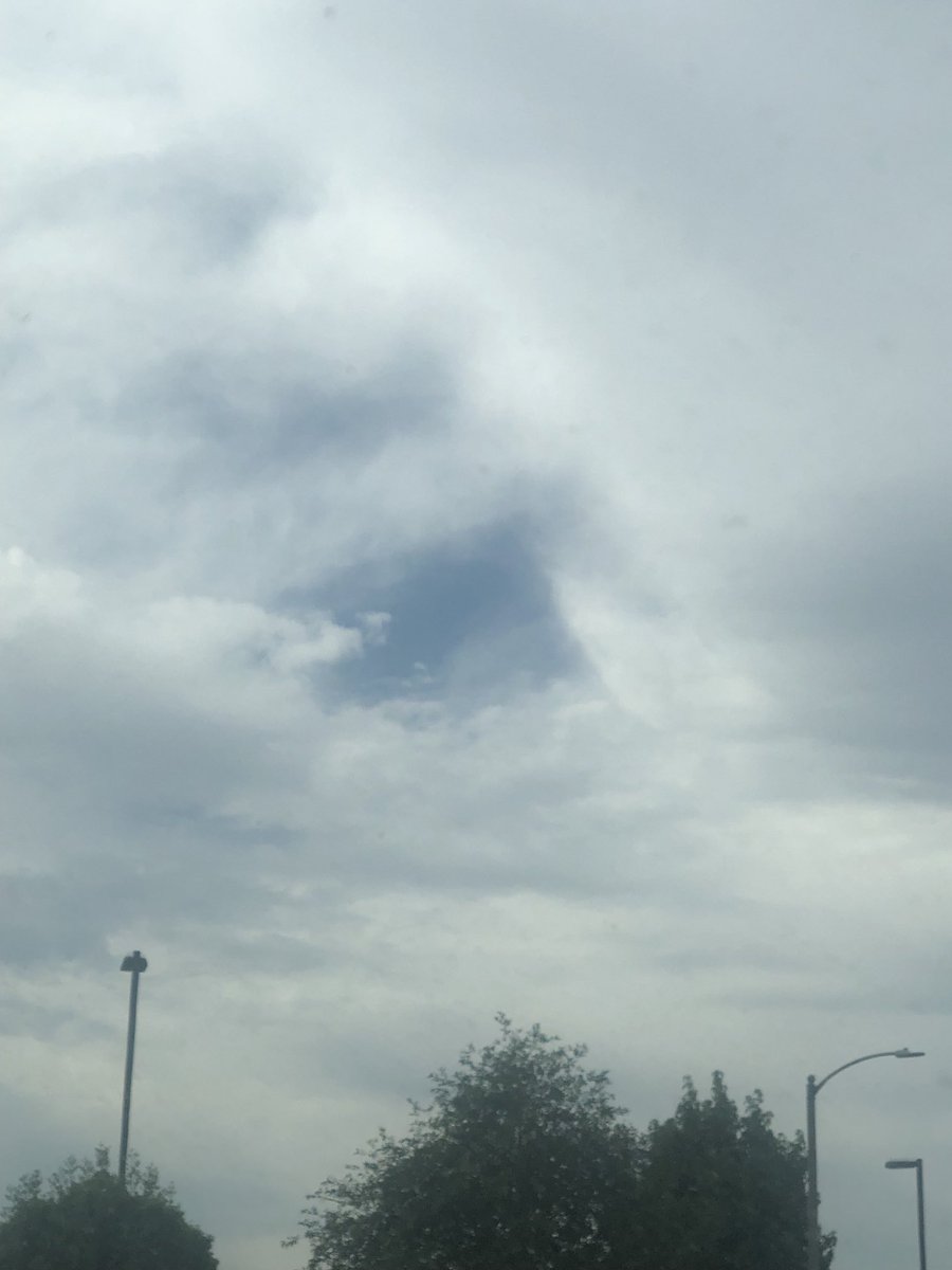 LadyzzzG's tweet photo. Found this obtuse void earlier today. Anyone in the Los Angeles area catch this cloud formation from a different angle? #ovni #ufo #clouds https://t.co/Br4qZDS8mX