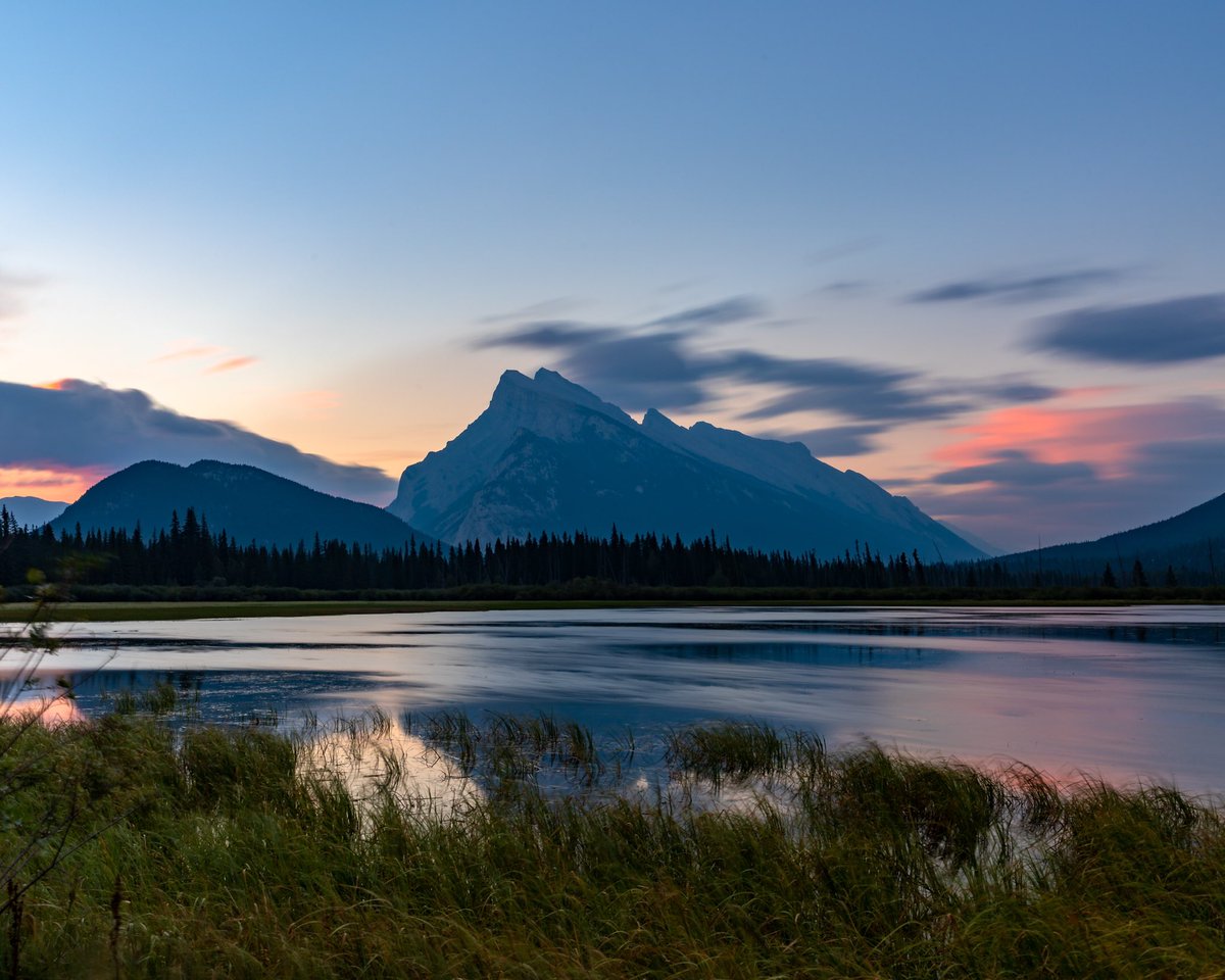 christography's tweet photo. Welcome to my Twitter and welcome to Mount Rundle at sunrise #canada #sonyalpha #banff #mountains #natgeo @BanffNP https://t.co/ze97SkCfUH