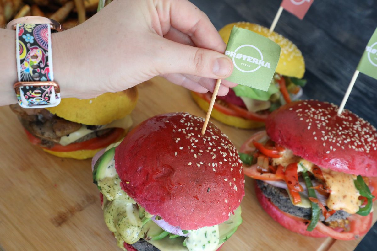 Chilegast's tweet photo. #Felizdía Mundial del #Veganismo 👉 Presentamos #Proterra #Proterracl   #productos 100% #veganosa base de #legumbres y #verduras.  Como medio hemos tenido la oportunidad de probar su variedad de #hamburguesas y #albóndigas #veggie 
👉WhatsApp: +569 79797493 Ph: @AnaBValenzuela https://t.co/mtYUuE6YEs
