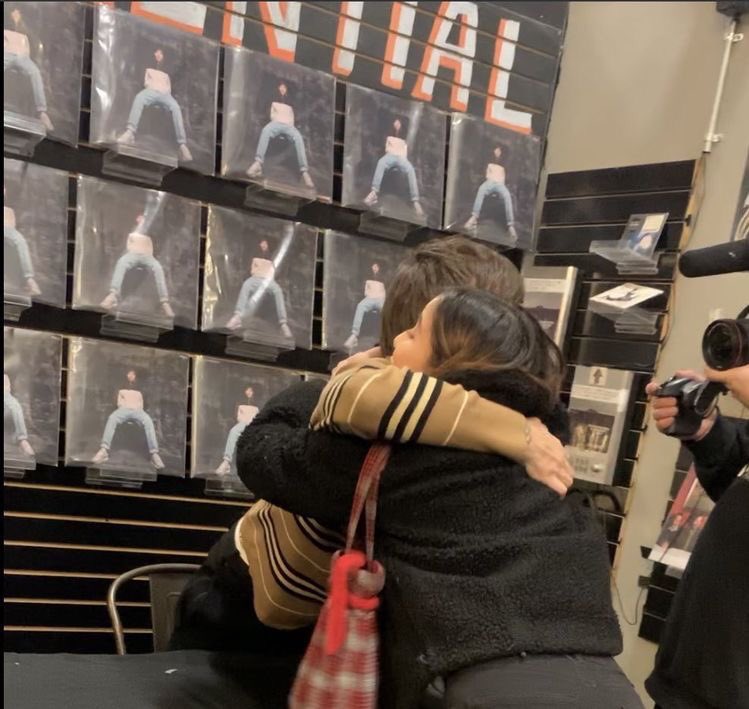 chiicqgo11's tweet photo. Sometimes when I feel like everything is coming down I just listen to louis Tomlinson's songs because most of the time it is the only thing that calms me down, it gives me a lot of peace also the message of his songs are really very meaningful to me. it has helped me a lot❤️‍🩹 https://t.co/ysjXyeZbXT