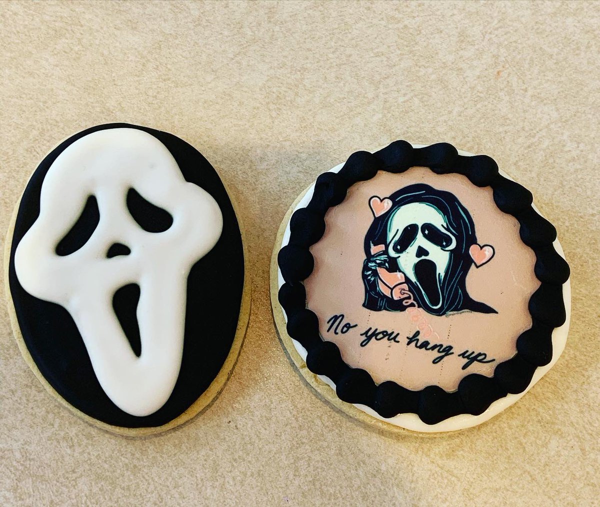 lavcupcakery's tweet photo. Happy Halloween besties 👻🖤🕸💀 https://t.co/SroxCBBeQT