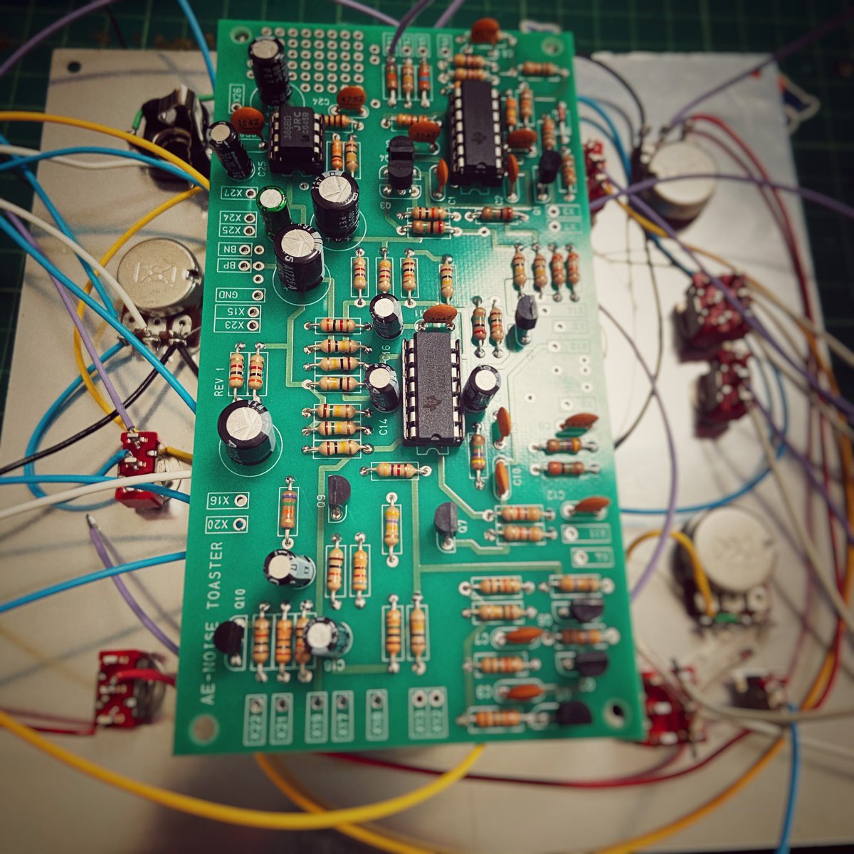 ComKagoshimania's tweet photo. さてさて、基盤への接続開始。

目検討で20cmくらいでワイヤー作ったけど、長さ足りるかな…

#電子工作
#noiseToaster https://t.co/W3ptPH8w6i