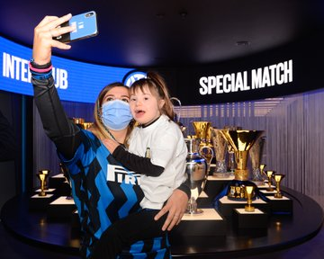 Inter_id's tweet photo. 🖤💙 | LAGA SPESIAL
Kostum spesial, penghargaan spesial, lamaran spesial, terima kasih spesial.
Foto-foto dari Laga Spesial untuk Inter Clubs 😍
#IMInterClub #SpecialMatch #JoinTheFamily https://t.co/8NBWFgPI47