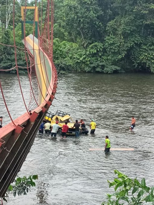 radio_pichincha's tweet photo. 🔴 #Atención l El puente 'Pimpints' colapsó en #Taisha, #MoronaSantiago. Una camioneta con siete ocupantes cayó al río #Macuma. Los heridos fueron trasladados al Hospital Básico San José de Taisha. Vía: @FLACOMENDOZA1. https://t.co/yO4yPDPad6