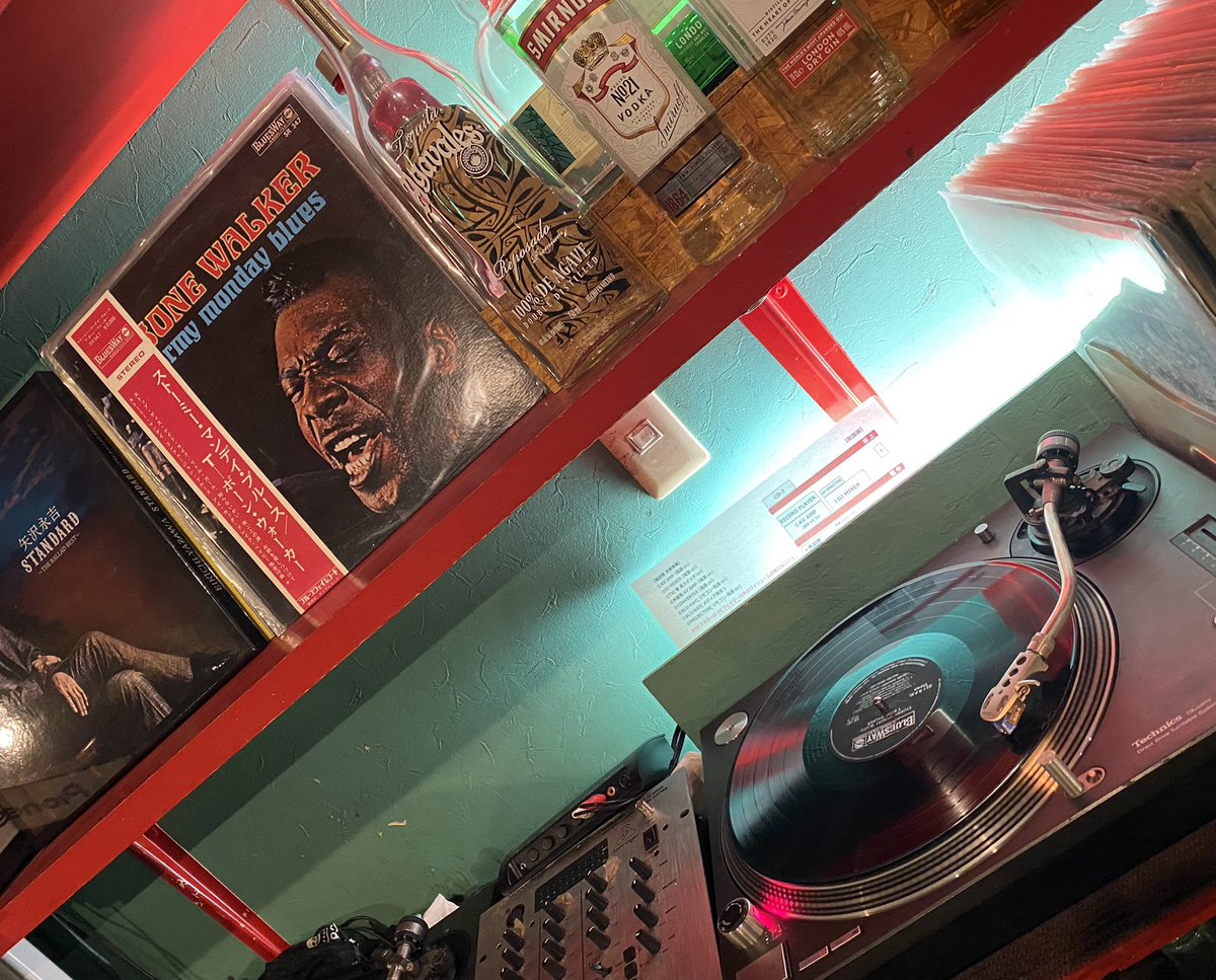FALCON_NONDRAGS's tweet photo. 今日のレコードは1969年リリース T-ボーン・ウォーカーでStormy Monday Blues♪
開店。
#レコード #12インチ #アナログ #bluese #tbonewalker #stormymonday #barstingray https://t.co/YJi9ijDgF9