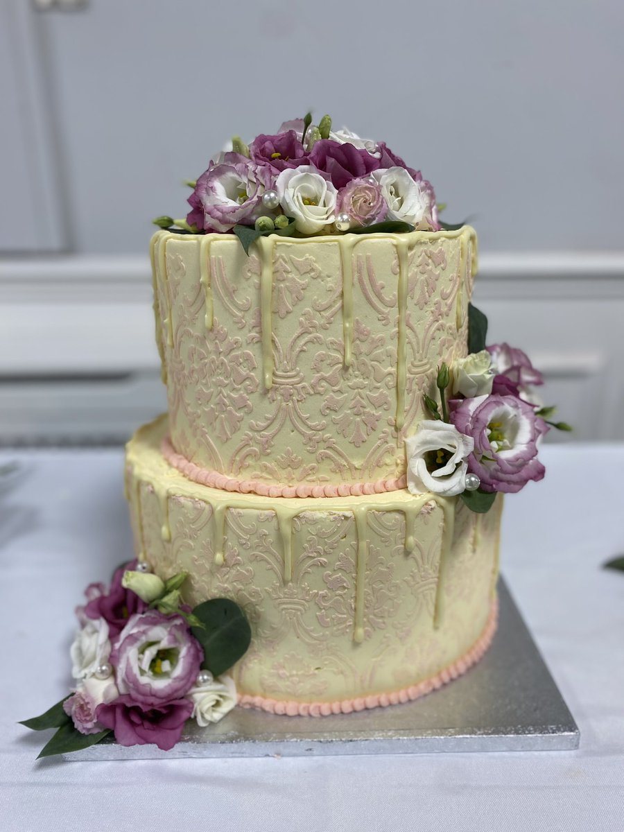 ShehzadZahra's tweet photo. 2 tier cake!
Sponge cake with vanilla buttercream decorated with pink buttercream stencil design and fresh flowers
#buttercreamicing #buttercreamcake #spongecake #freshflowers #stencilcake https://t.co/gShV8MCQIx