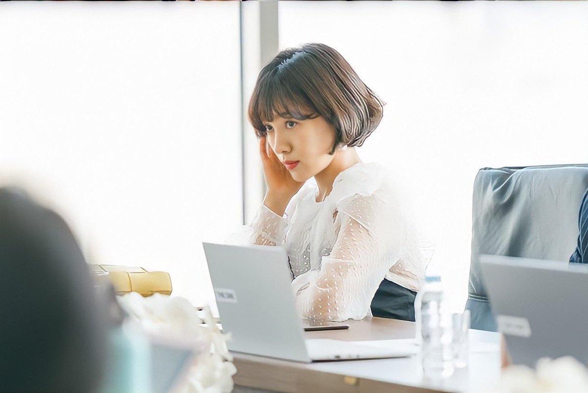 xunsolo's tweet photo. HWANG FAMILY DRAMA? ceo hwang puts more pressure on his daughter, chisook compared to his son, chihyung. this might be also why chisook feels lonely with her family. meanwhile, chihyung is probably the favorite child since he is the youngest son. 

#NowWeAreBreakingUp #SEHUN https://t.co/IXTy6Ape9j
