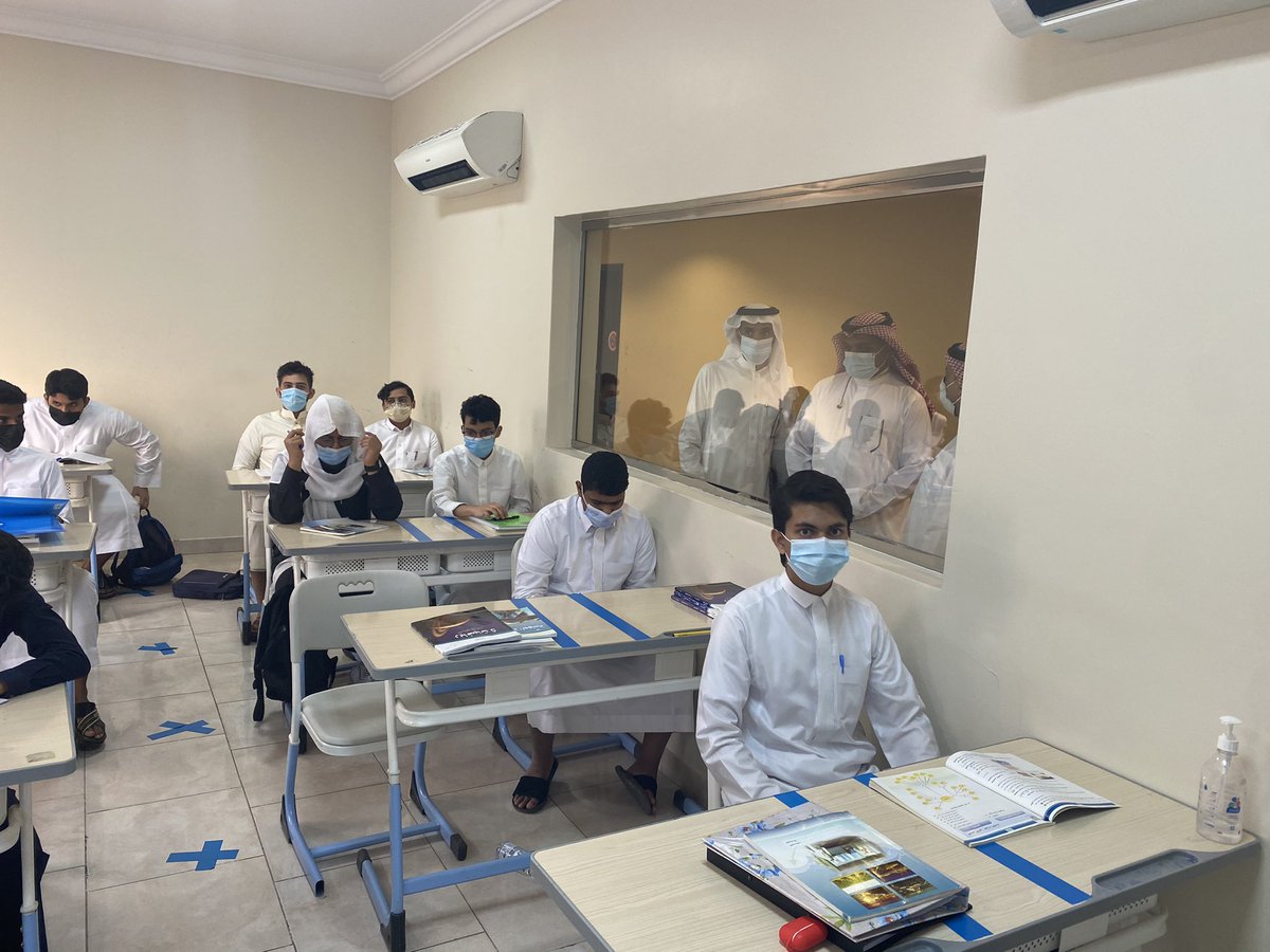 جانب من إستقبال مدير المدرسة الاستاذ / 
أسامة محمد بانده
لمشرف القيادة المدرسية الاستاذ/ 
سالم عبدالله بازيد ، حيث اطلع سير العملية التعليمة وعلى متابعة الاجراءات الاحترازية وعلى انجازات المدرسة ، وقد اعرب عن شكره للإدارة ومنسوبيها  .