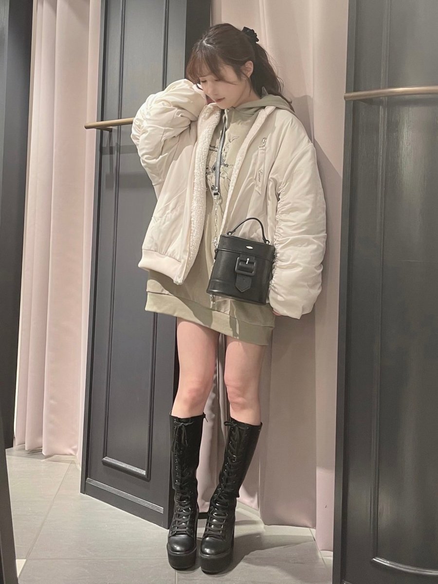 EATME_tweet's tweet image. 【ZOZO INFO💻】

おすすめコーディネートをPICKUP🗝

#BIGリバーシブルMA1
#パッカリングスウェットワンピース
#BOXBAG
#レースアップロングブーツ

カジュアルなアイテムも淡いカラーで組み合わせれば、女性らしい印象に・・🥀
▶︎ bit.ly/3ha9Wo3