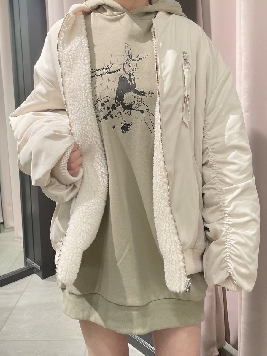 EATME_tweet's tweet image. 【ZOZO INFO💻】

おすすめコーディネートをPICKUP🗝

#BIGリバーシブルMA1
#パッカリングスウェットワンピース
#BOXBAG
#レースアップロングブーツ

カジュアルなアイテムも淡いカラーで組み合わせれば、女性らしい印象に・・🥀
▶︎ bit.ly/3ha9Wo3