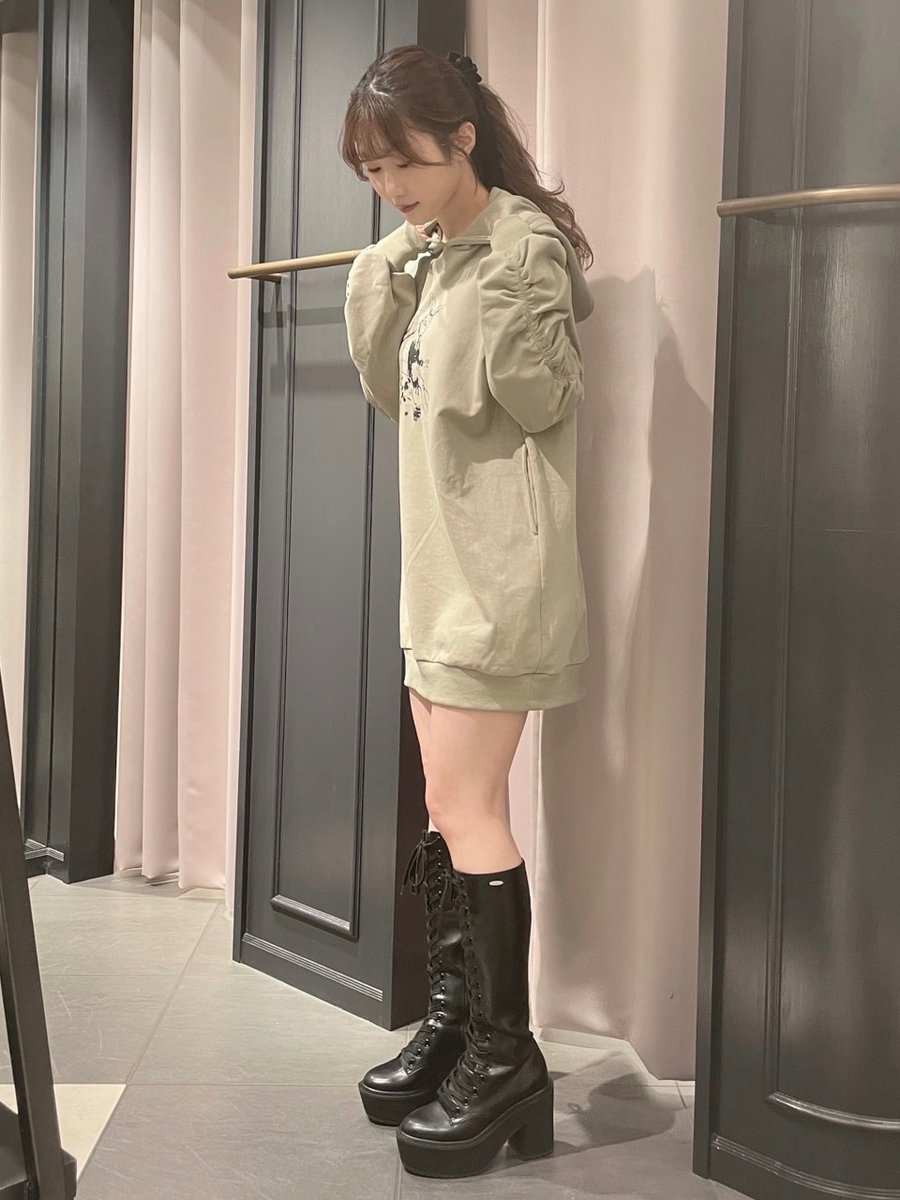 EATME_tweet's tweet image. 【ZOZO INFO💻】

おすすめコーディネートをPICKUP🗝

#BIGリバーシブルMA1
#パッカリングスウェットワンピース
#BOXBAG
#レースアップロングブーツ

カジュアルなアイテムも淡いカラーで組み合わせれば、女性らしい印象に・・🥀
▶︎ bit.ly/3ha9Wo3